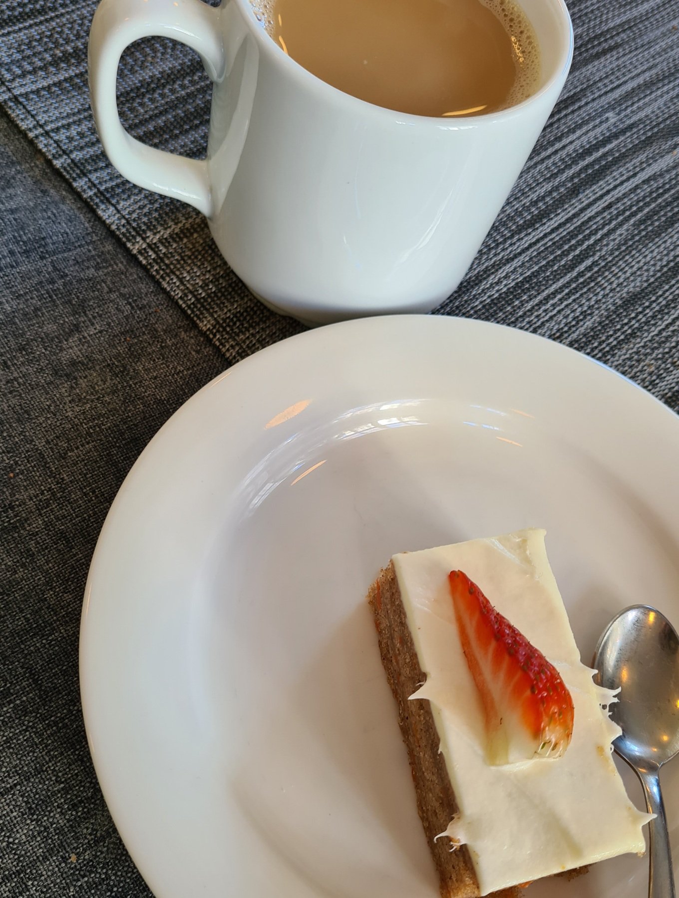 kahvi ja porkkanakakku