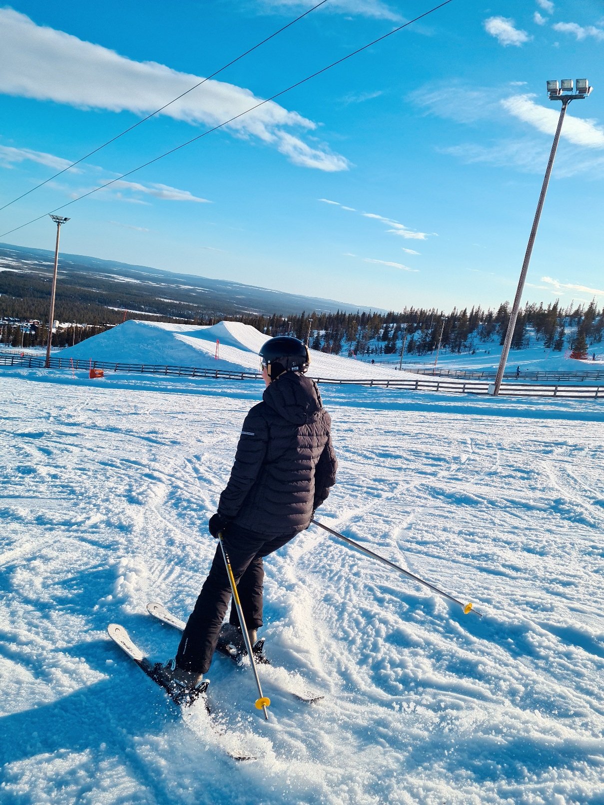 laskettelija yllaksella aurinkoisena paiva