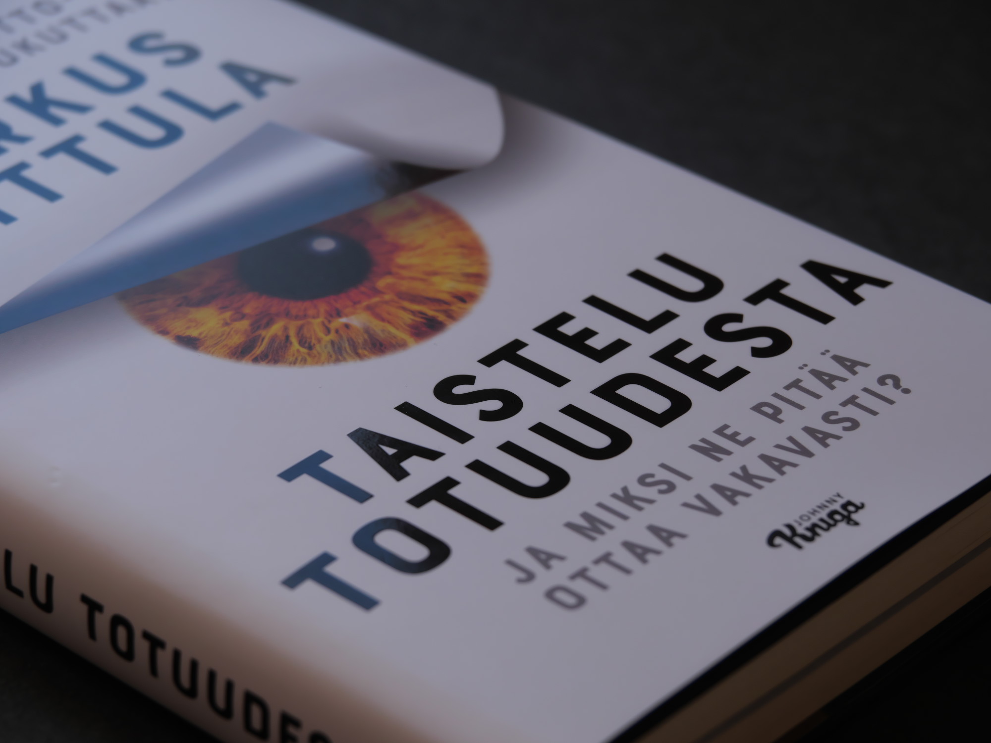 kirjan kansi taistelu totuudesta