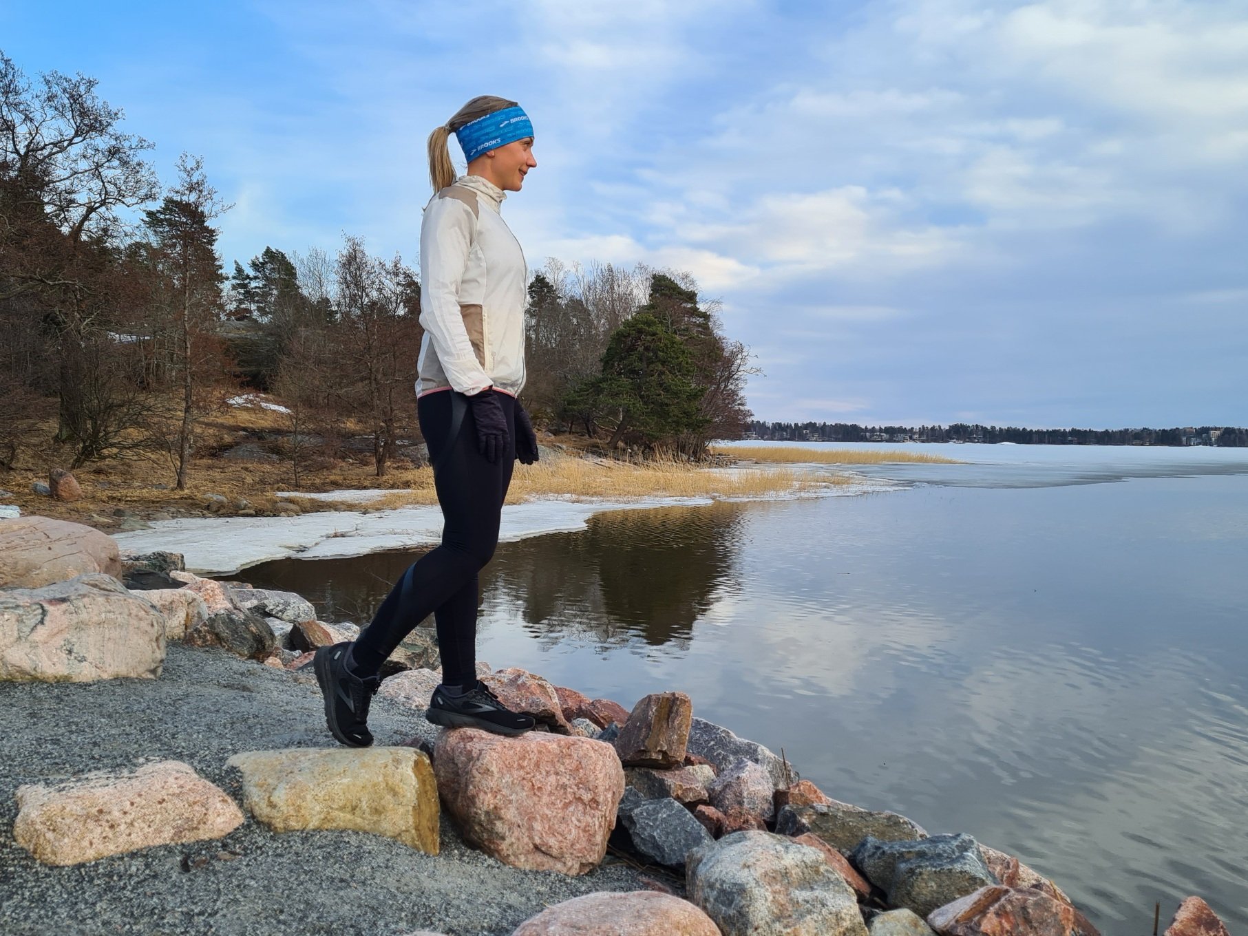 juoksija meren rannalla