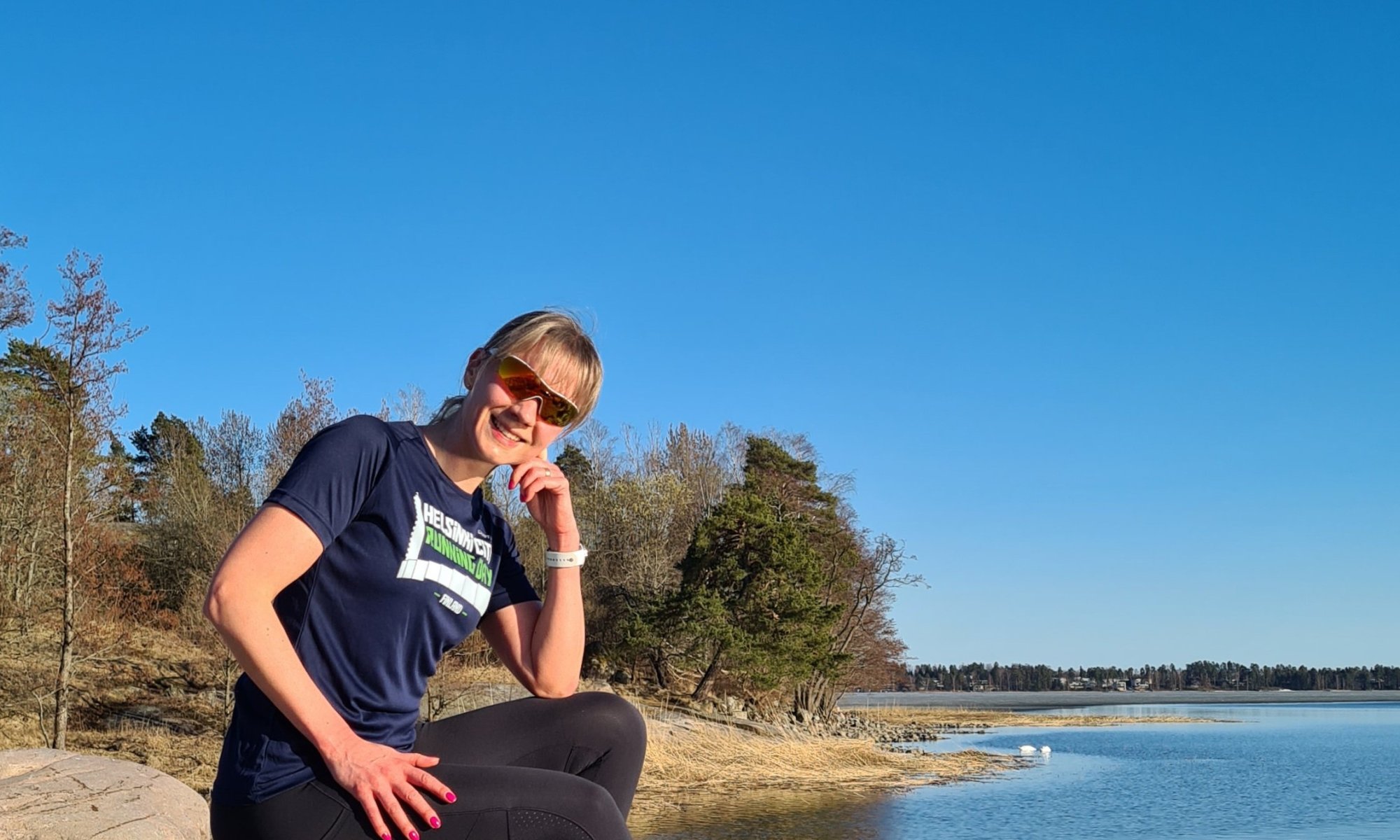 juoksija istuu kivella helsinki city running day paita paalla