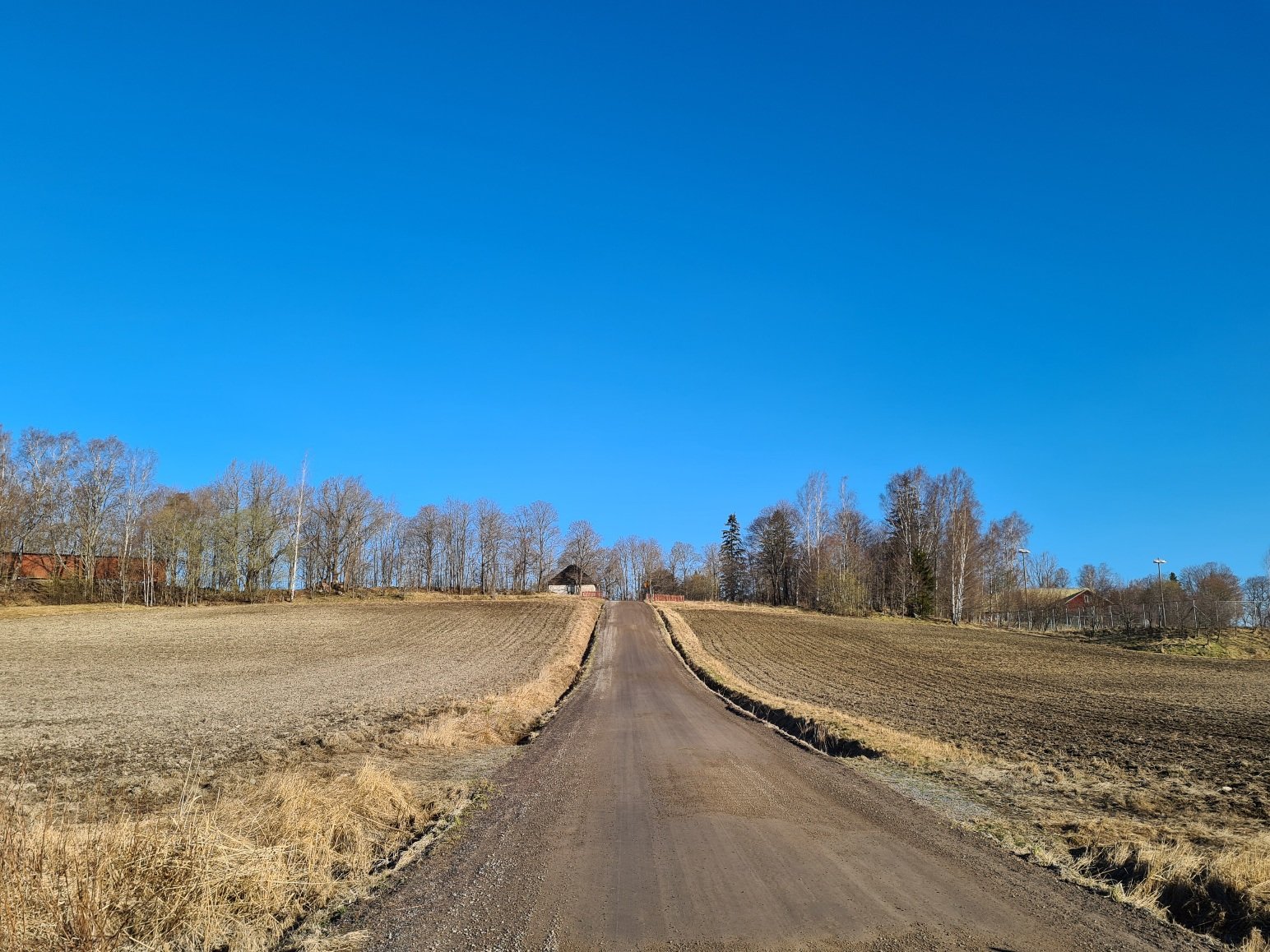 hiekkatie ja maalaismaisema vantaalla