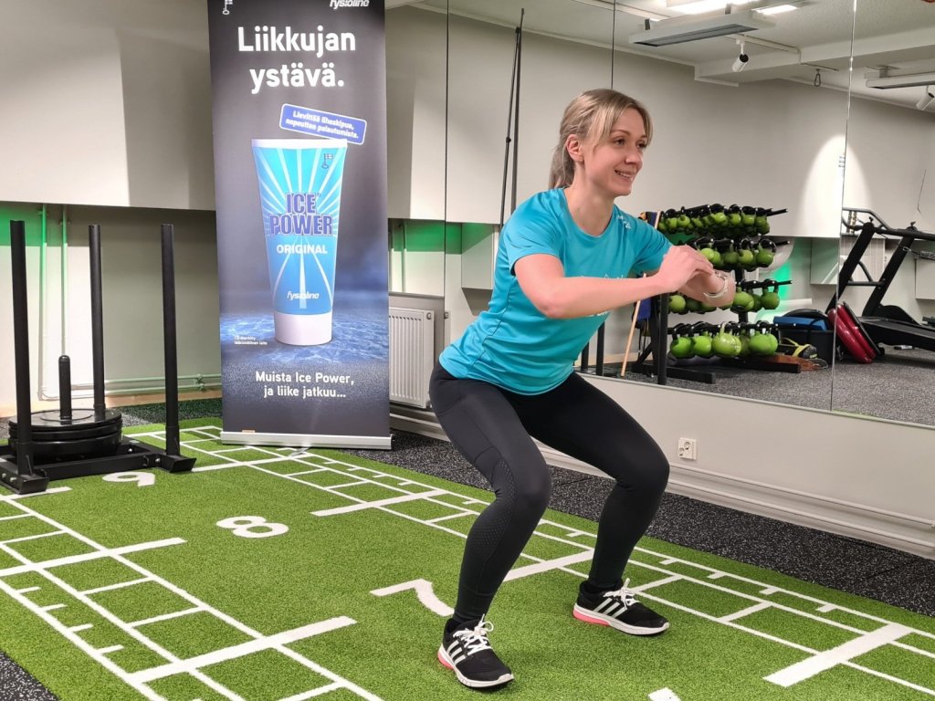 juoksija tekee kyykkyja kuntosalilla