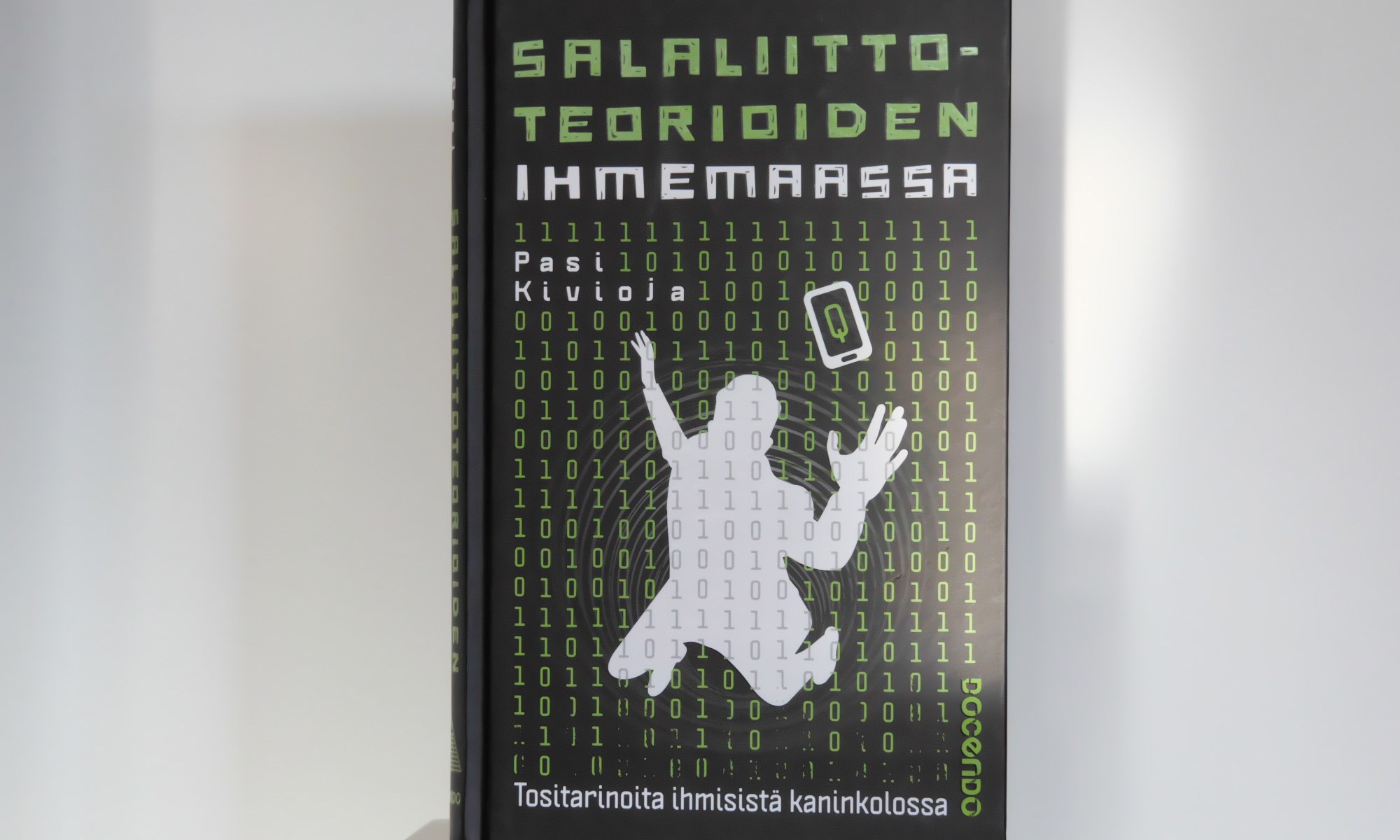 salaliittoteorioiden ihmemaassa kirjan kansi