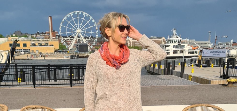 nainen katselee merelle helsingissa