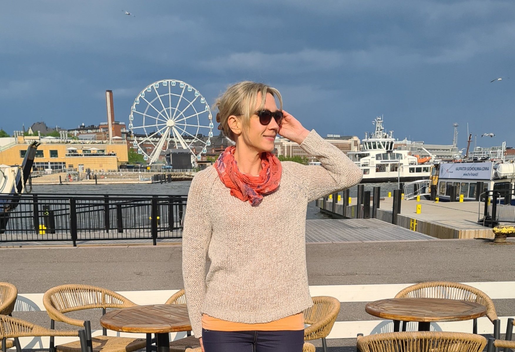 nainen katselee merelle helsingissa