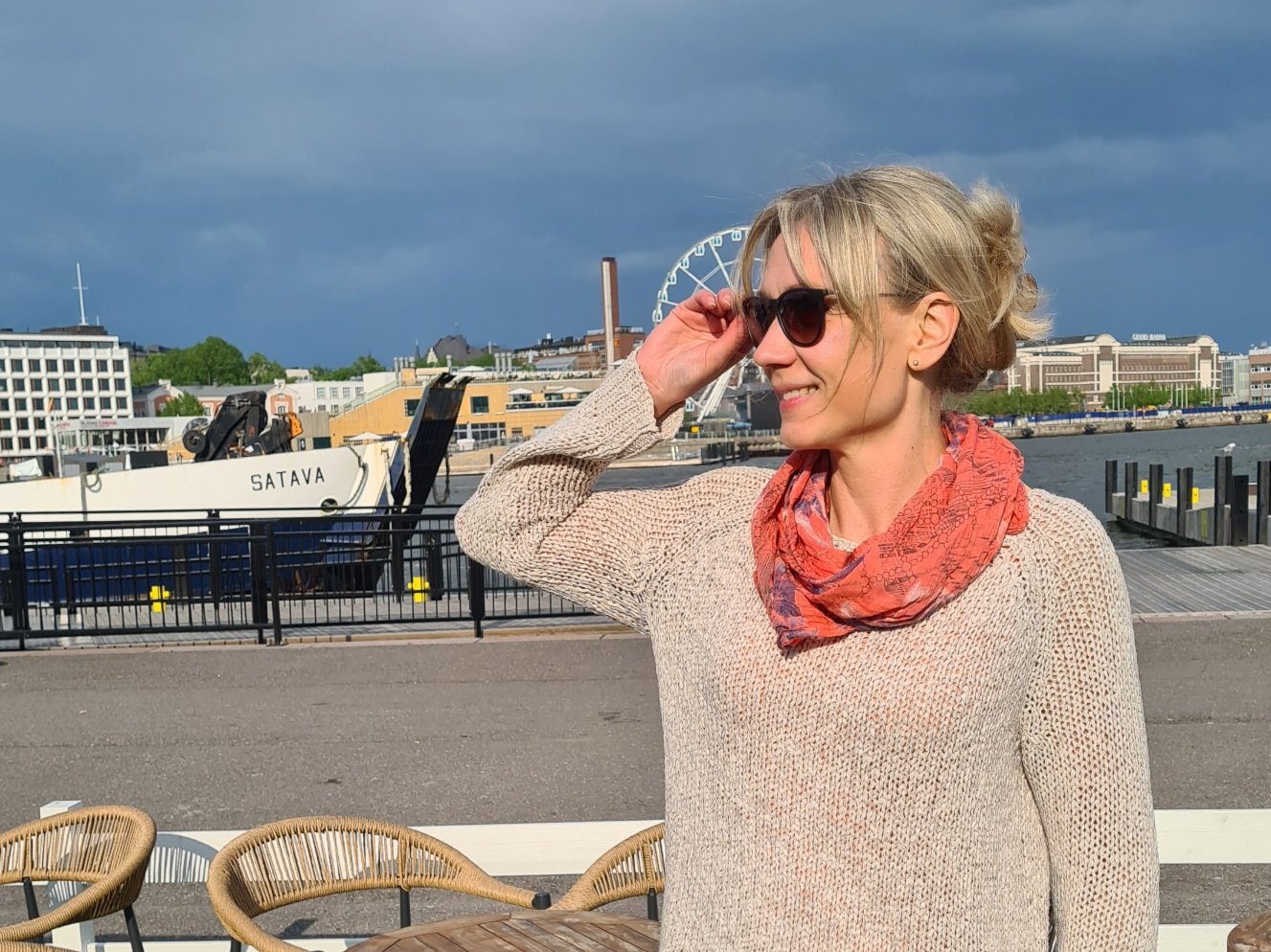 aurinkoinen paiva terassilla