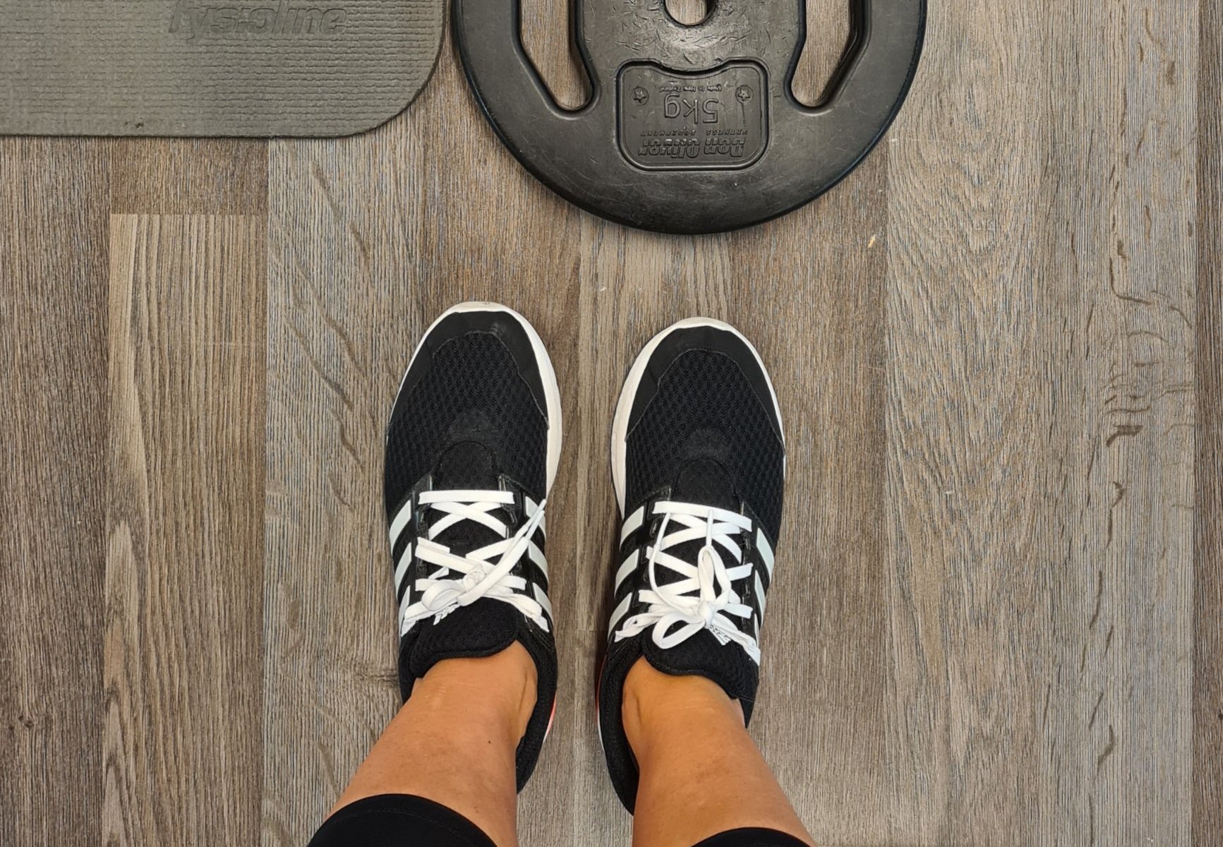 viiden kilon painokiekko lattialla