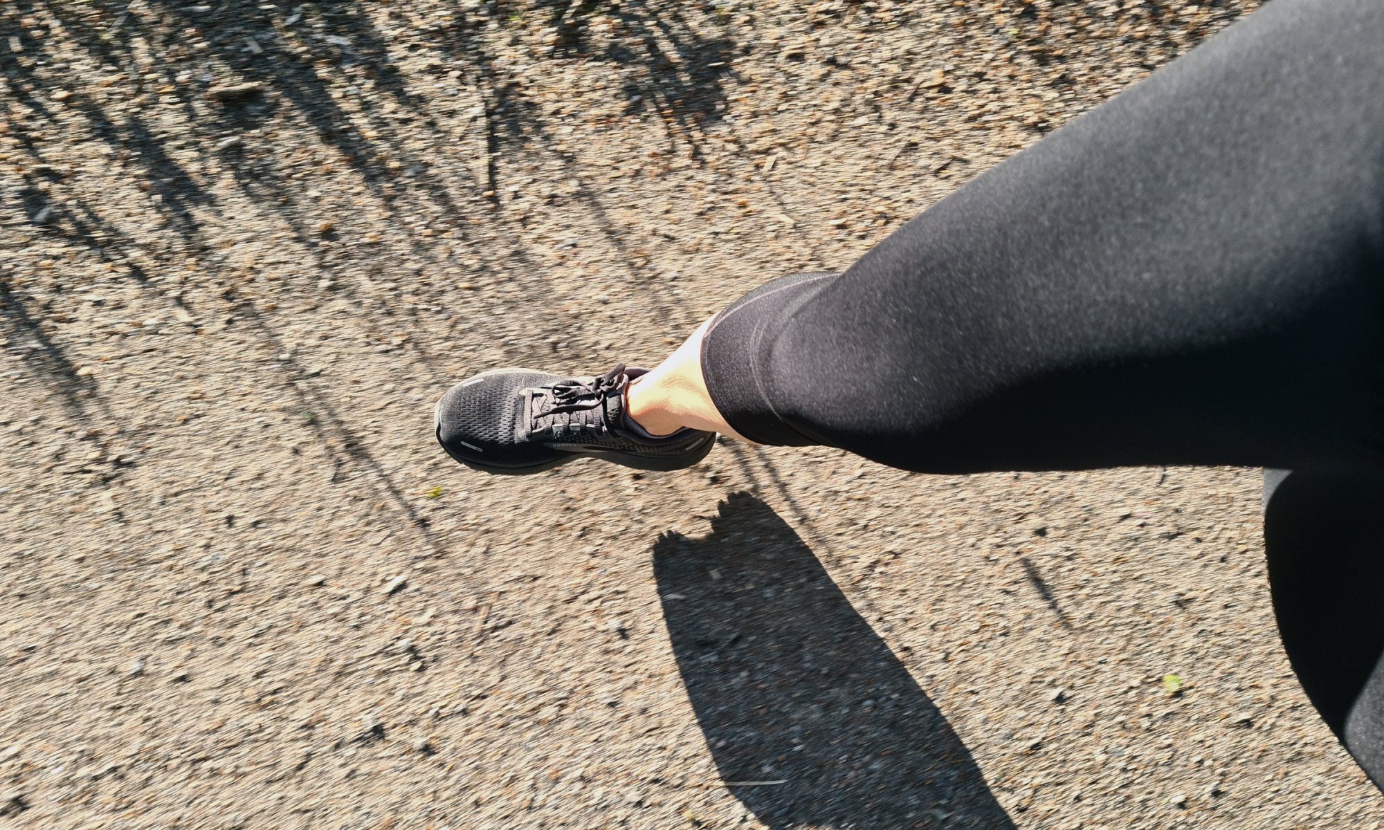 mustat juoksutrikoot ja mustat lenkkarit