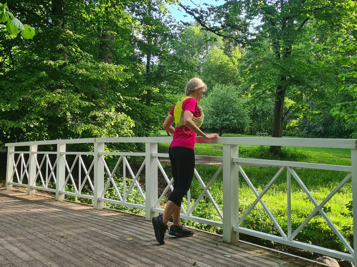 juoksija kesalla traskandan puistossa espoossa