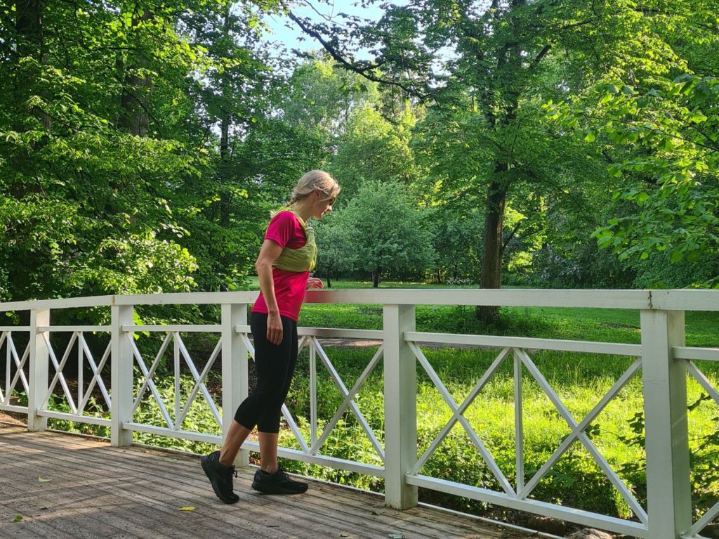 Juoksija katsoo sillalta alas