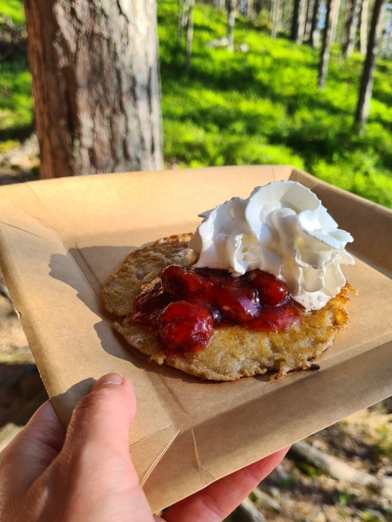 lettu mansikkahillolla ja kermavaahdolla