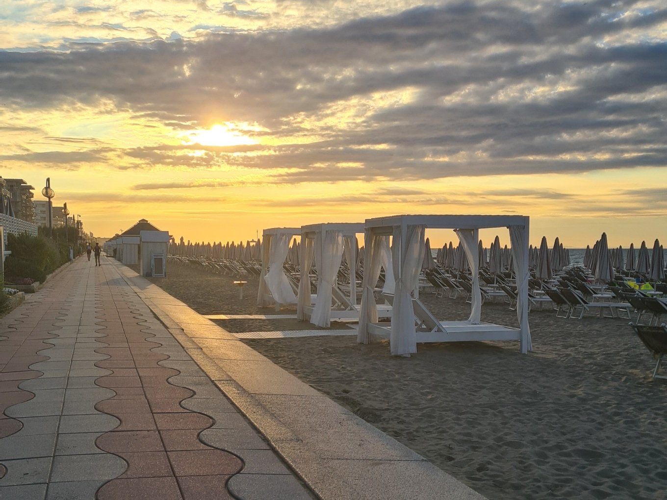 aurinko nousee valimeren rantakohteessa