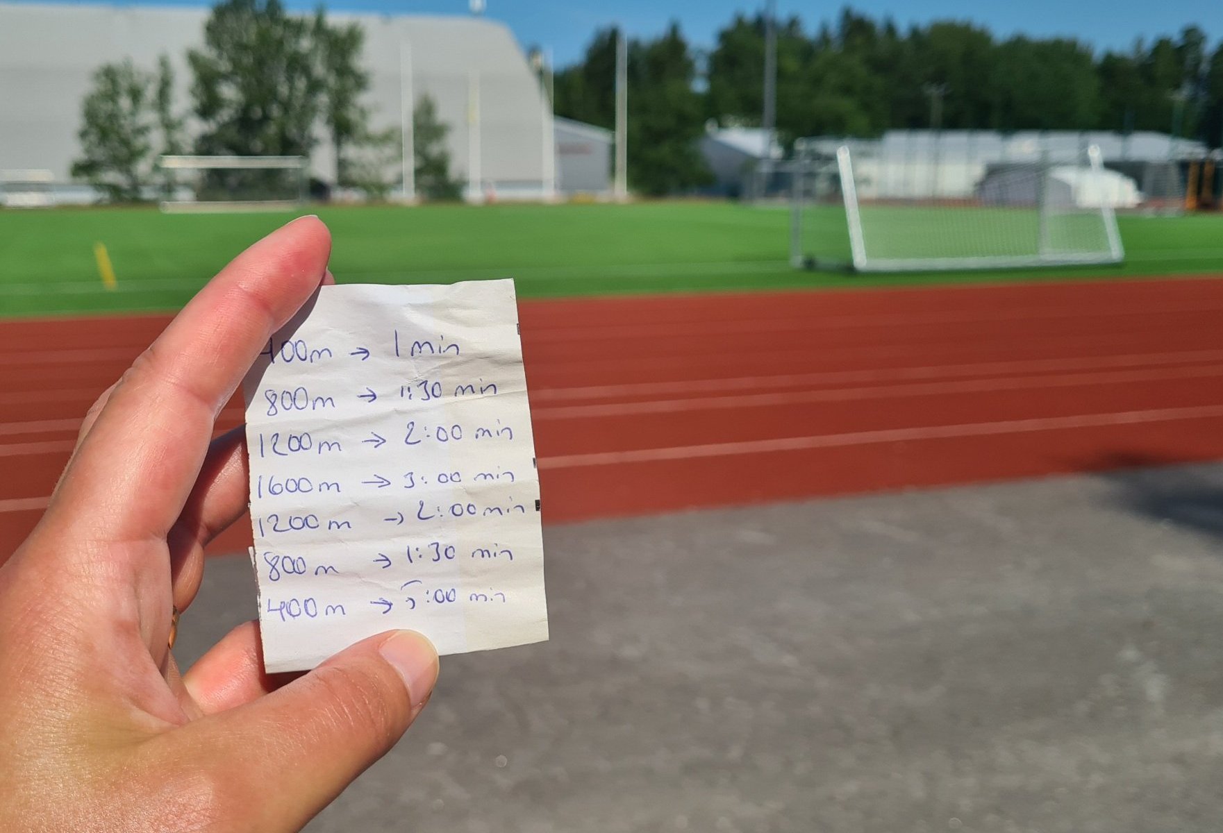 muistiinpanot juoksuharjoitukseen paperilla