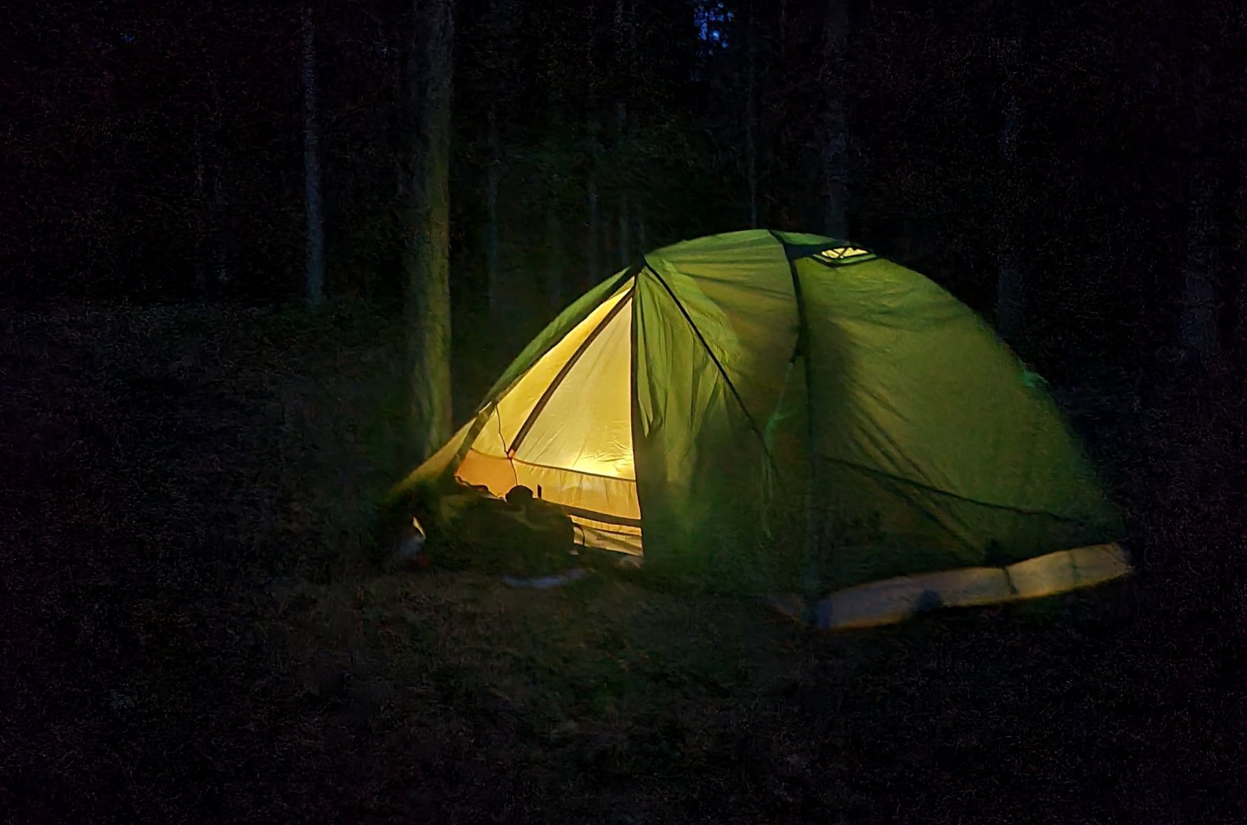 teltta pimeassa illalla