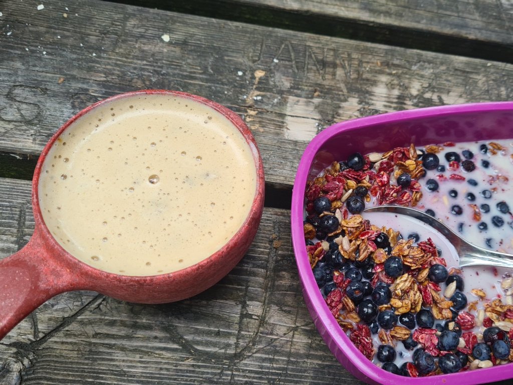 mustikoita ja myslia aamupalaksi