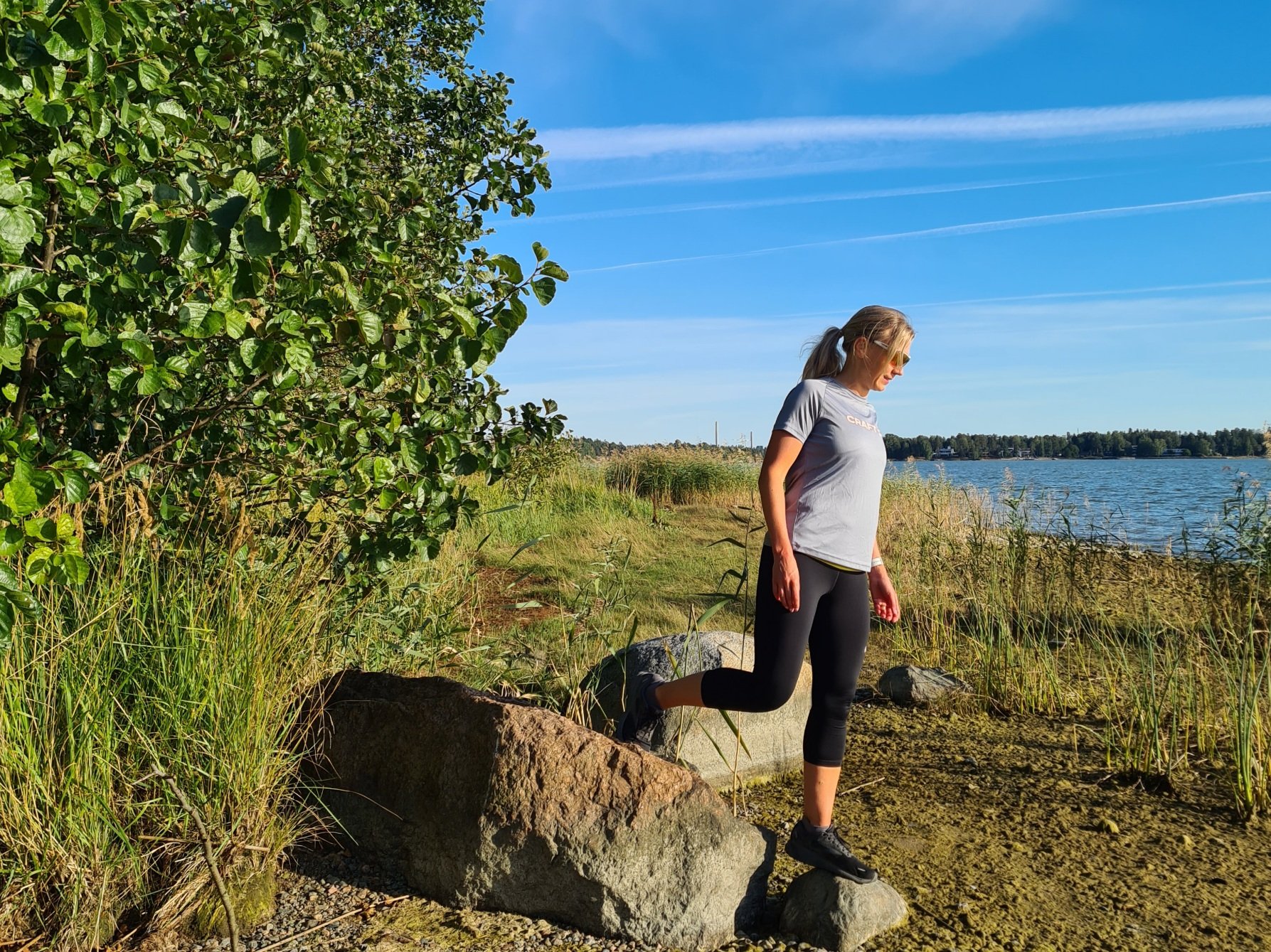 juoksija katsoo kohti maata meren rannalla