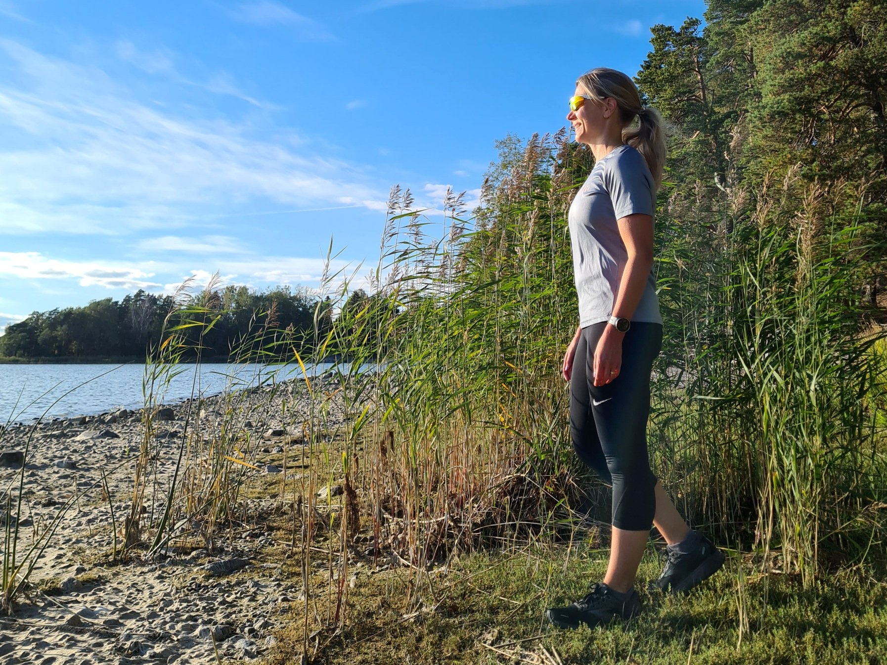 juoksija aurinkoisena paivana meren rannalla