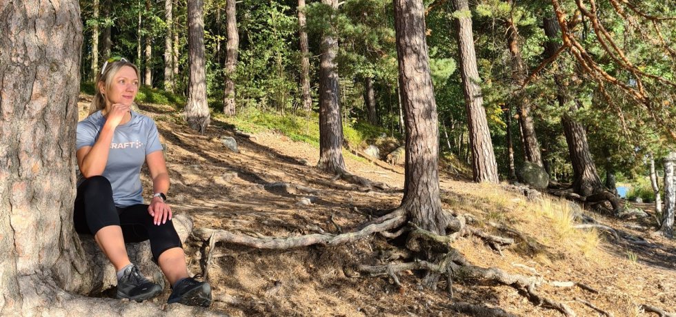 juoksija istuu mietteliaana ison mannyn vieressa