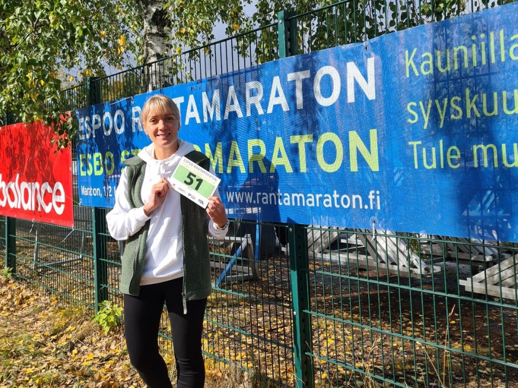 juoksija pitelee kadessaan numerolappua maratonille