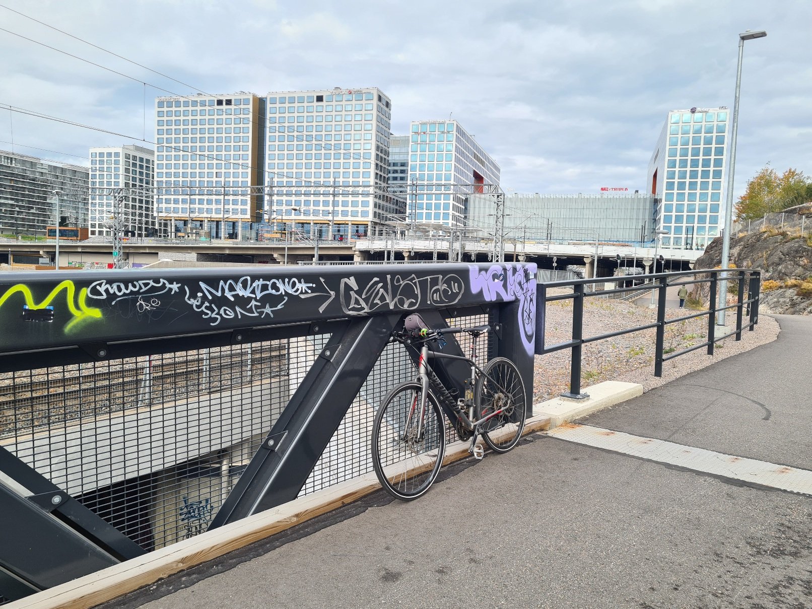 polkupyora nojaa kaiteeseen pasilassa