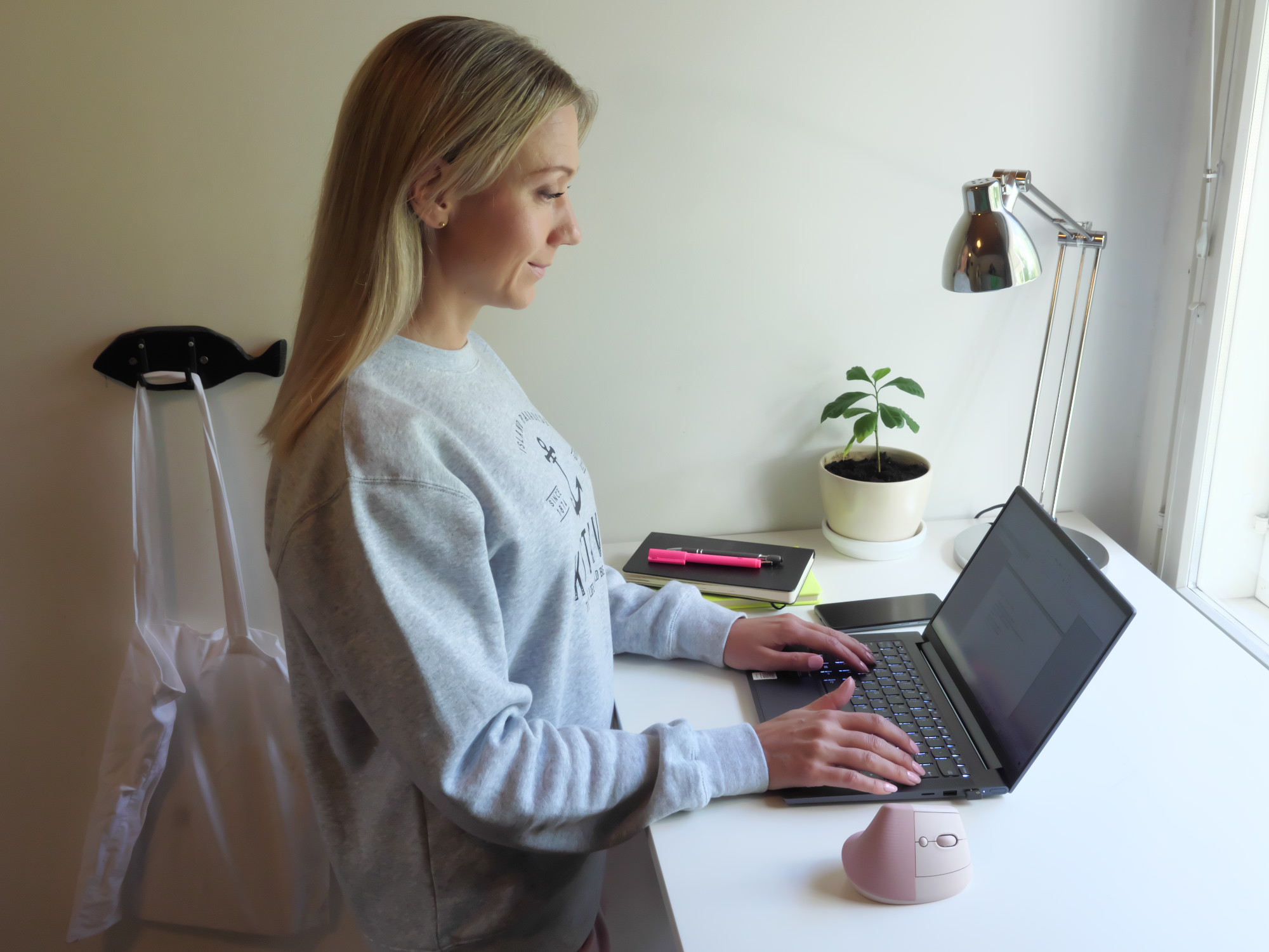 kannettavalla tietokoneella tyoskentelya