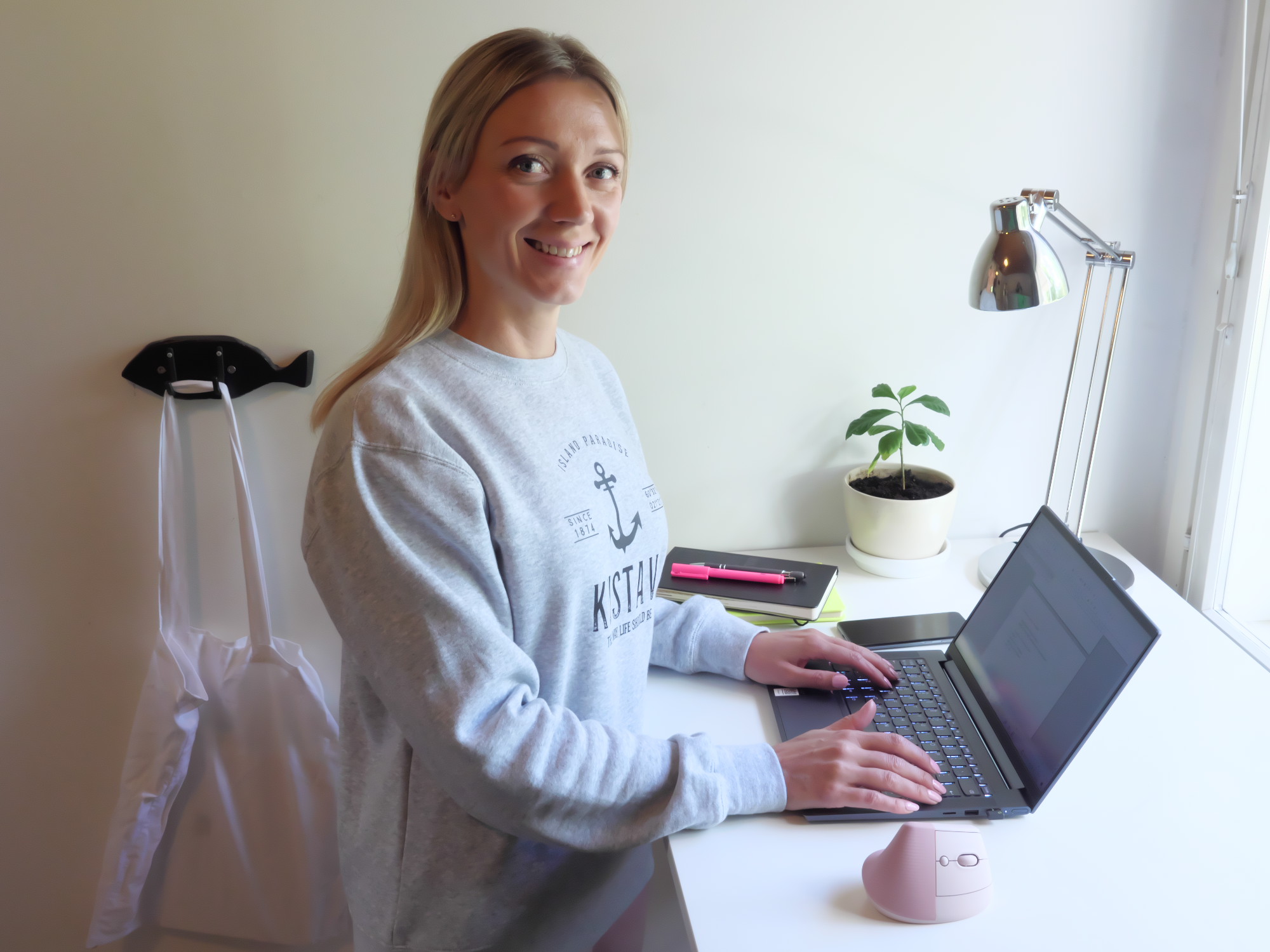 bloggaaja tietokoneen aarella