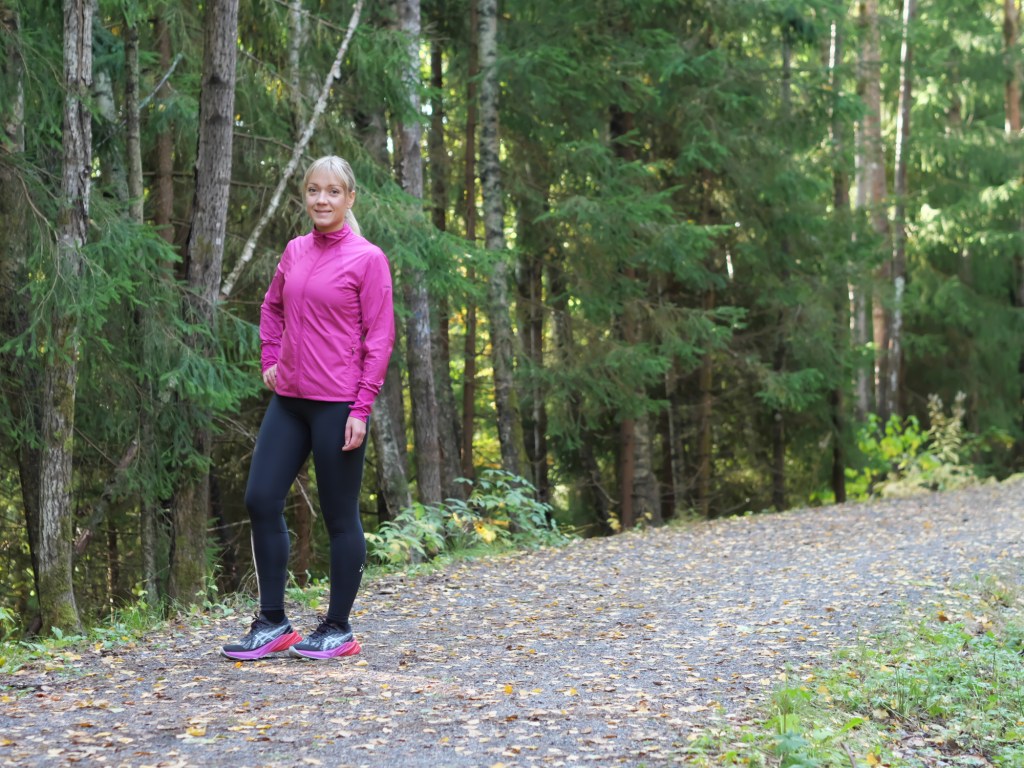 juoksija syksyisessa metsassa