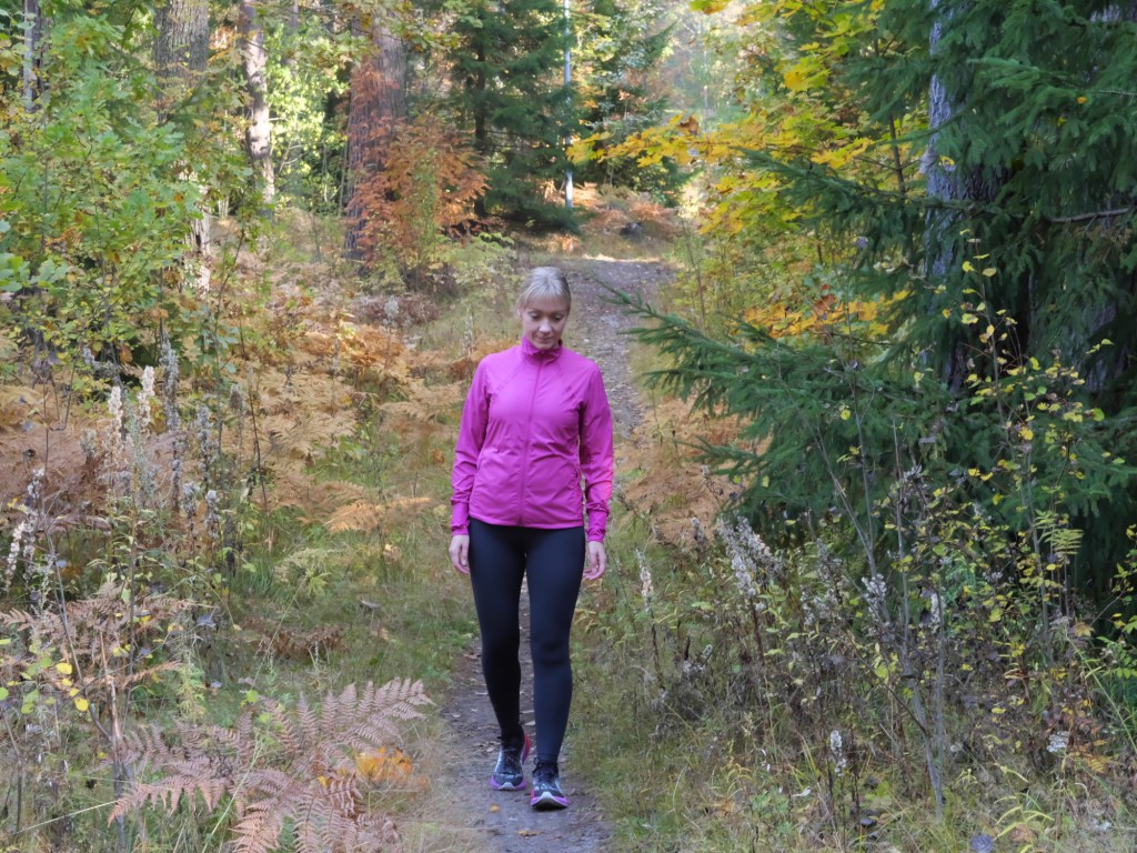 juoksija katsoo maahan