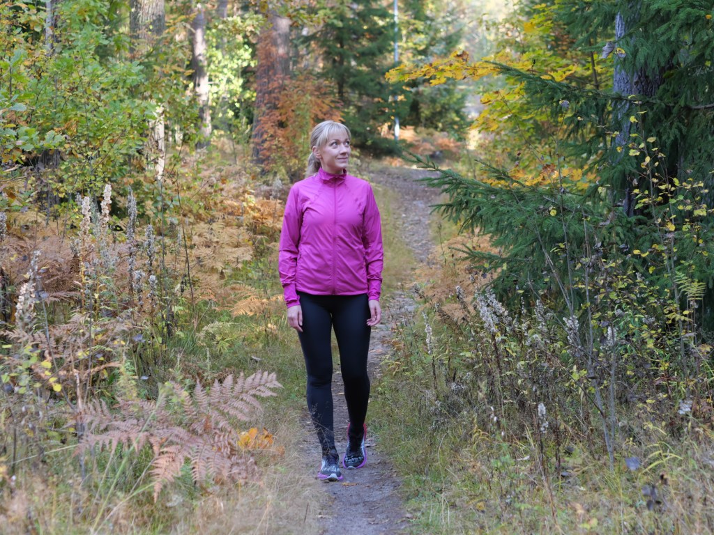 pinkki juoksutakki ja mustat trikoot