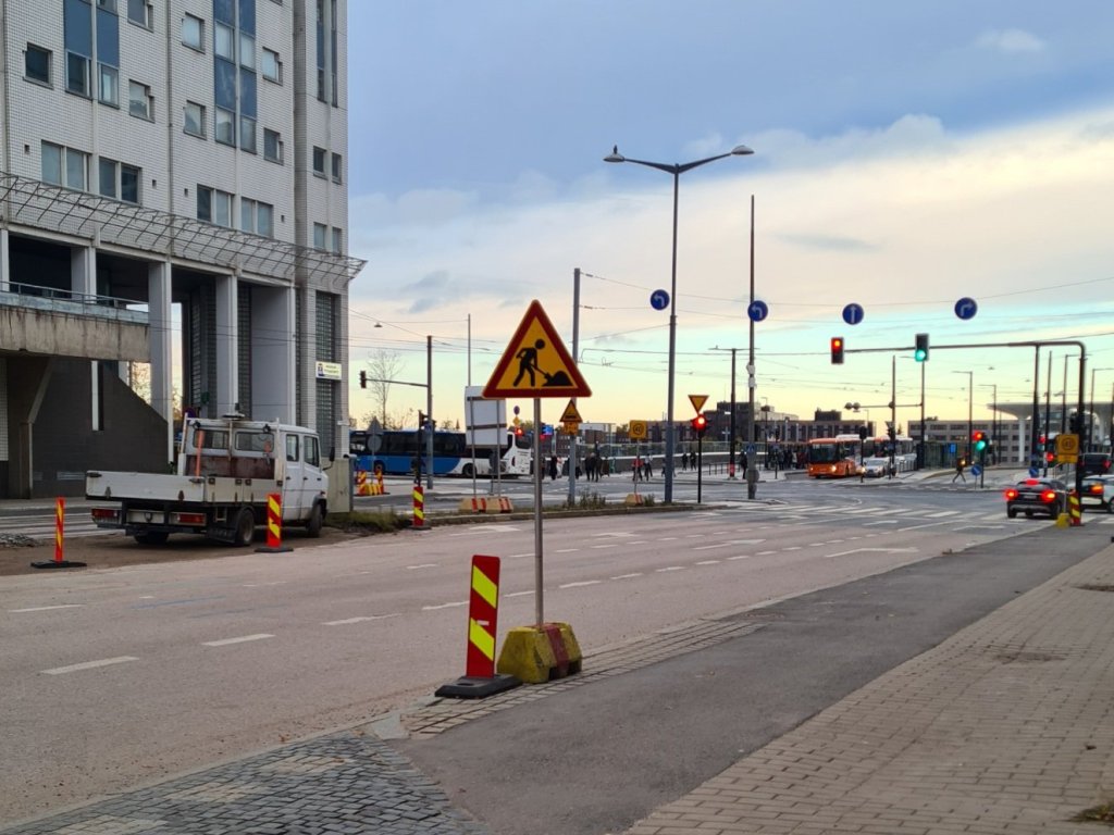 liikennevaloja ja tyomaamerkkeja pasilassa