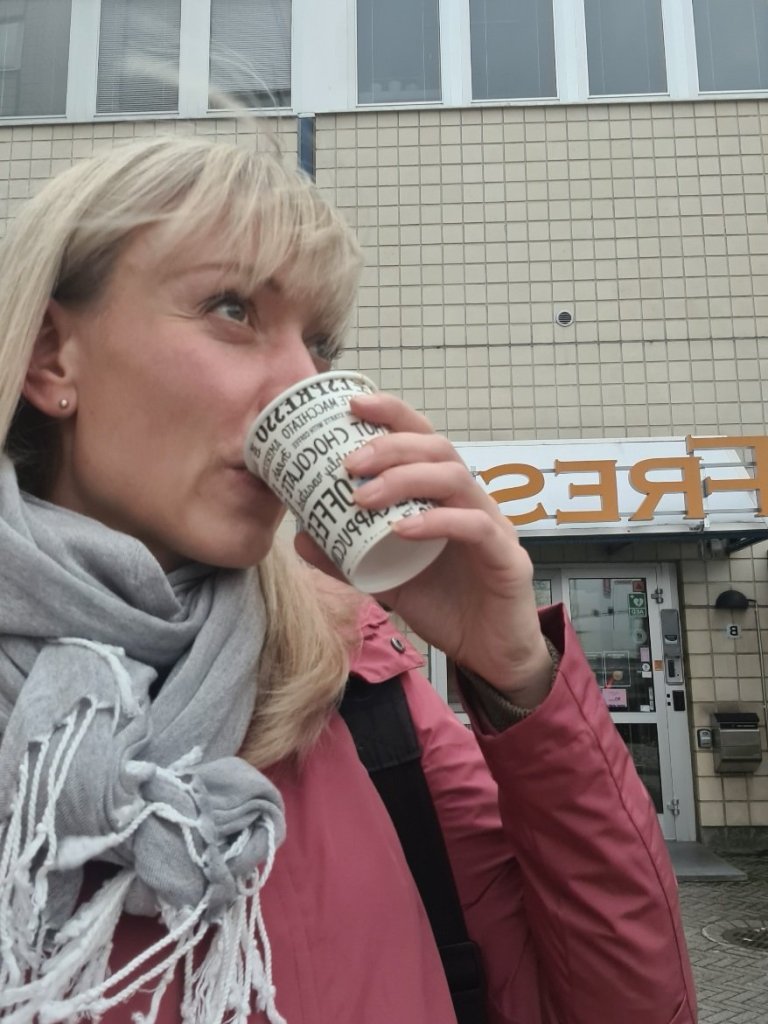 aamukahvi pahvimukista