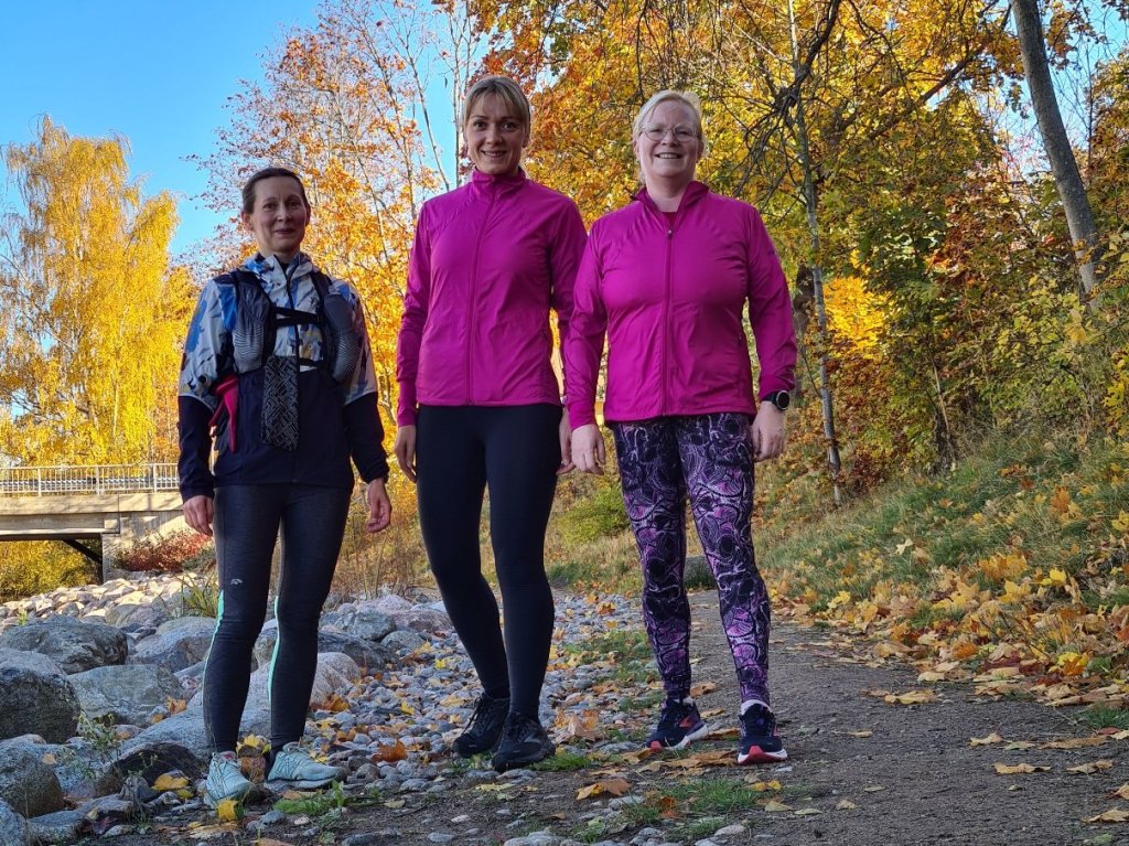 kolme juoksijaa lenkilla