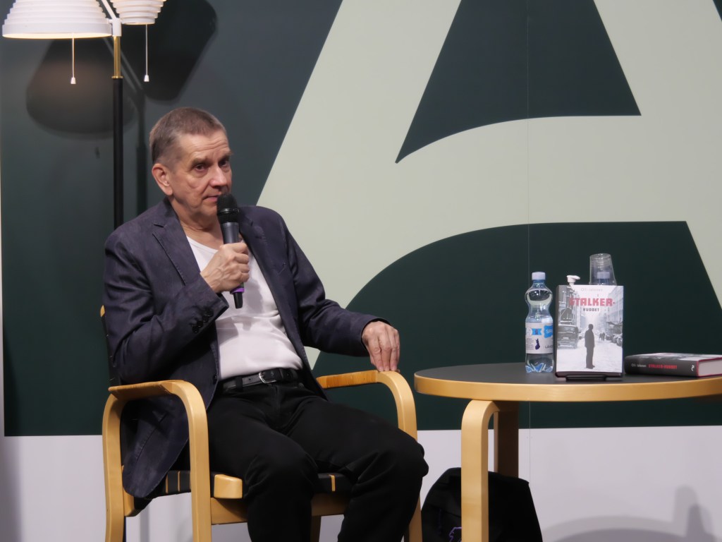 olli jalonen haastateltavana helsingin kirjamessuilla