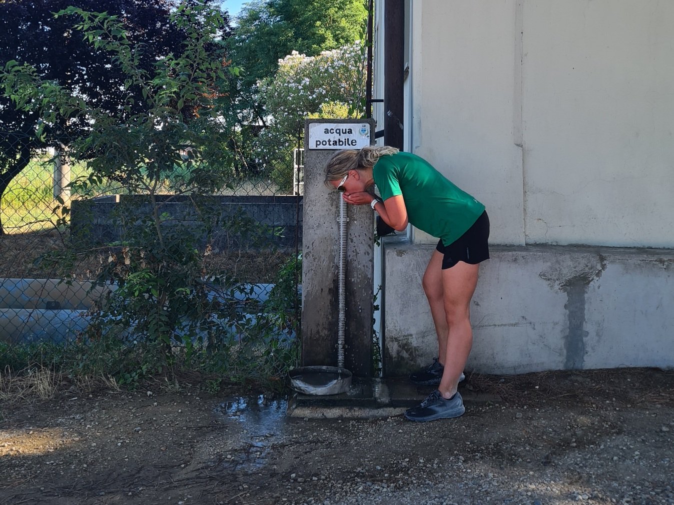 juoksija juo vetta yleisesta hanasta