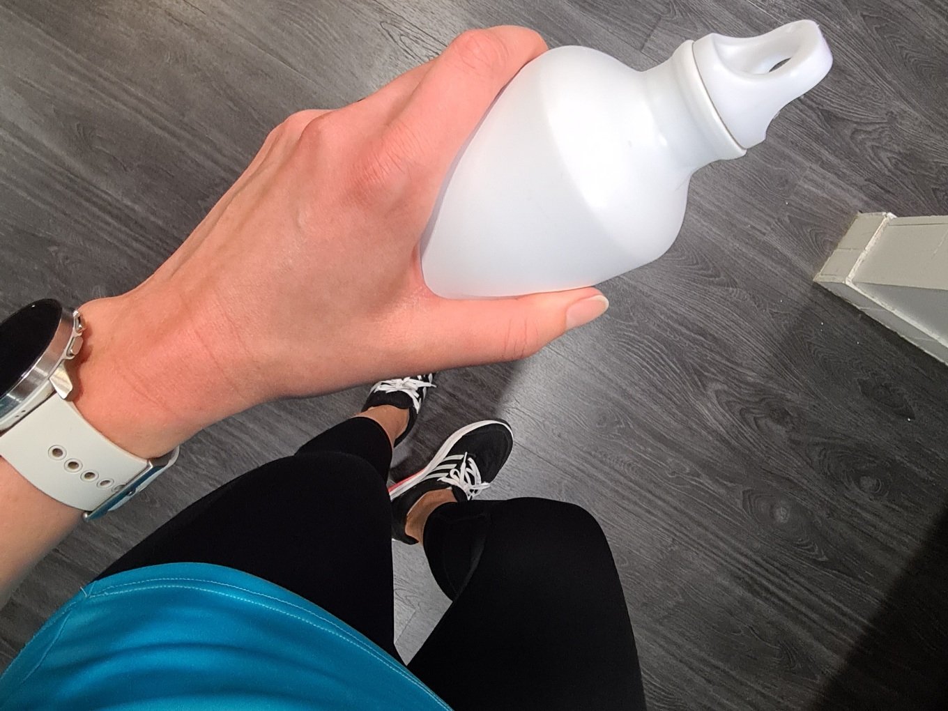 valkoinen alumiininen juomapullo