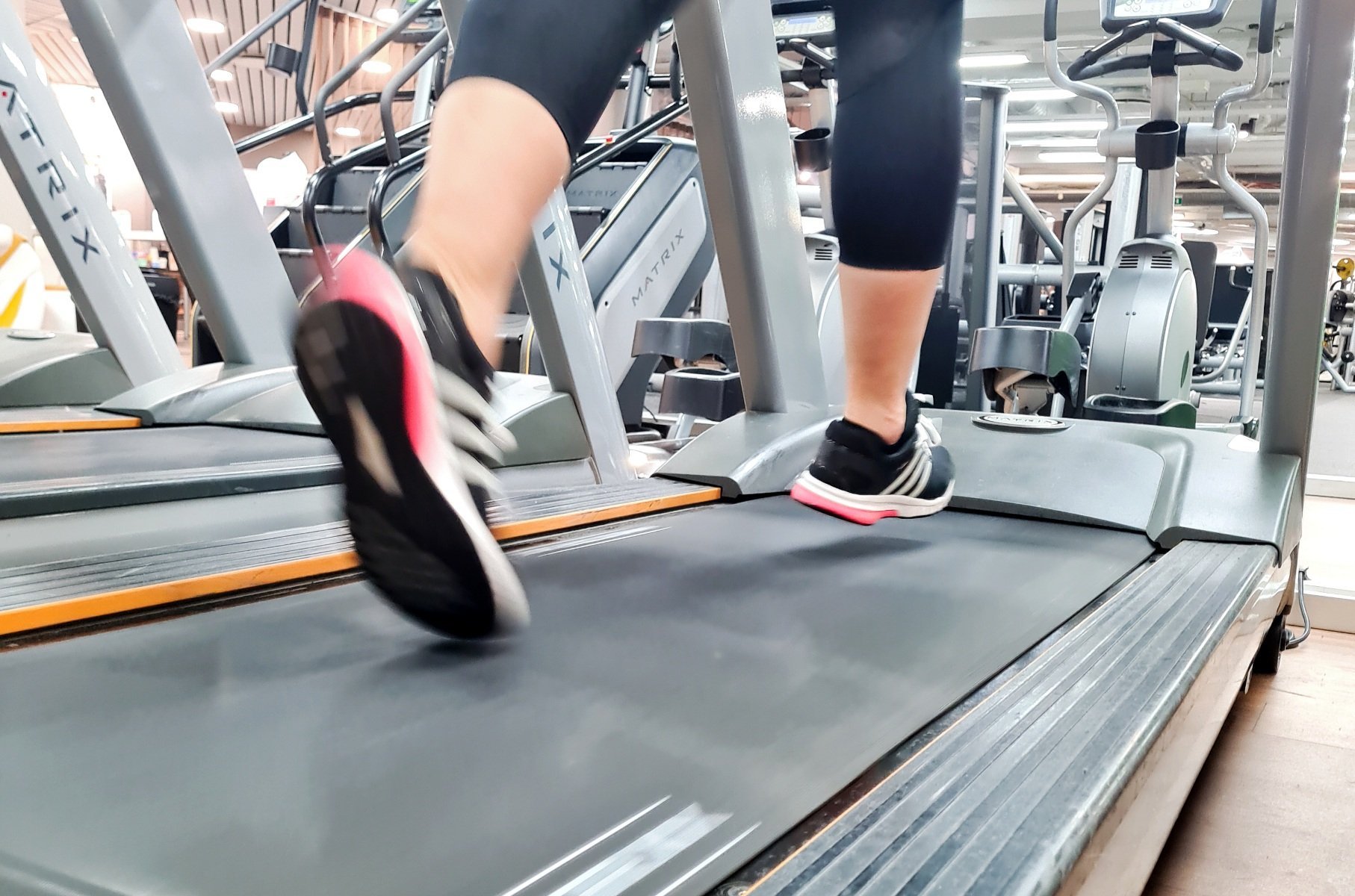 molemmat jalat ilmassa juoksumatolla