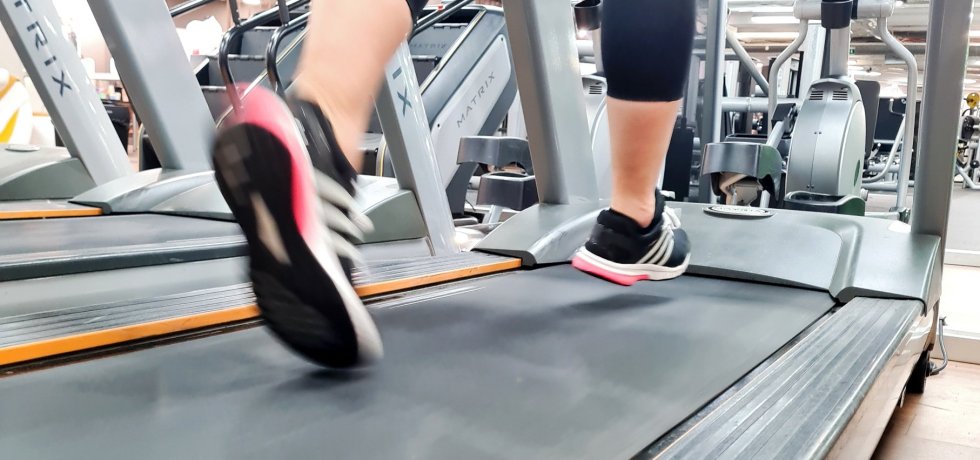 molemmat jalat ilmassa juoksumatolla