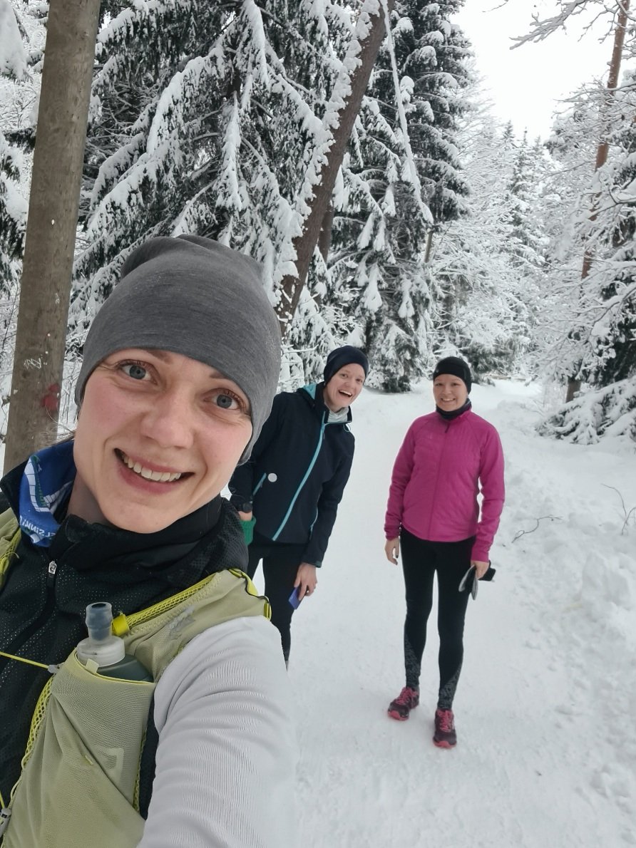 juoksijoita talvella lumisella polulla