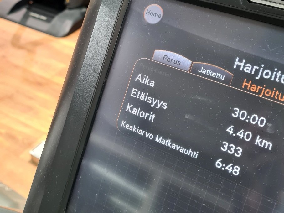 juoksumaton naytto kuntosalilla puolen tunnin treenin jalkeen
