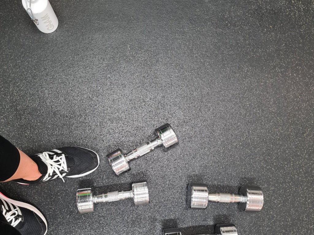 viiden ja kuuden kilon kasipainot kuntosalin lattialla