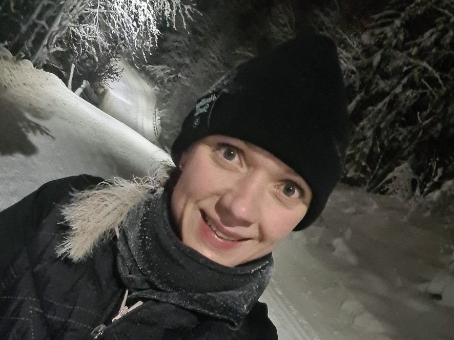 jaiset hiukset hiihtajalla