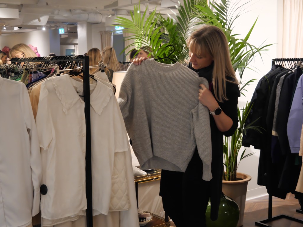 harmaa neule myynnissa relove tampereen liikkeessa