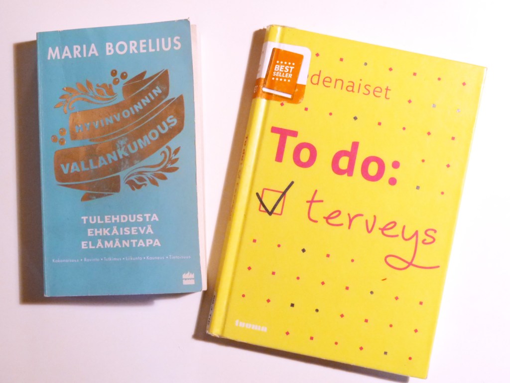 kaksi kirjaa vierekkain poydalla