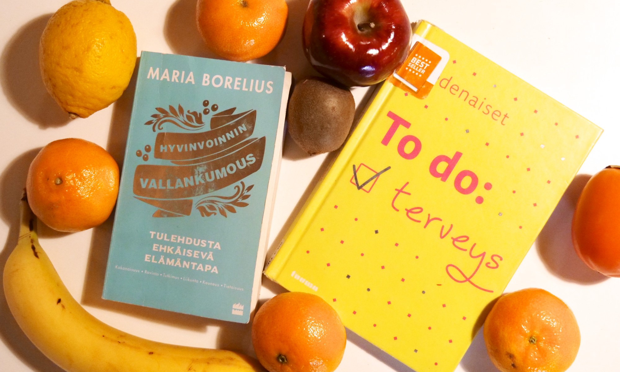 kaksi kirjaa ja hedelmia poydalla