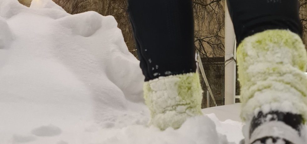 nastalenkkarit juoksijalla jalassa ja paljon lunta