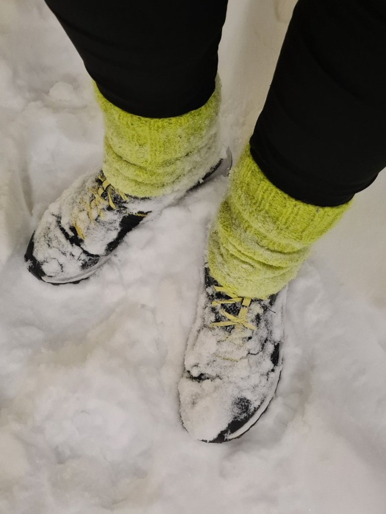 nastalenkkarit ja villasaaarystimet lumessa