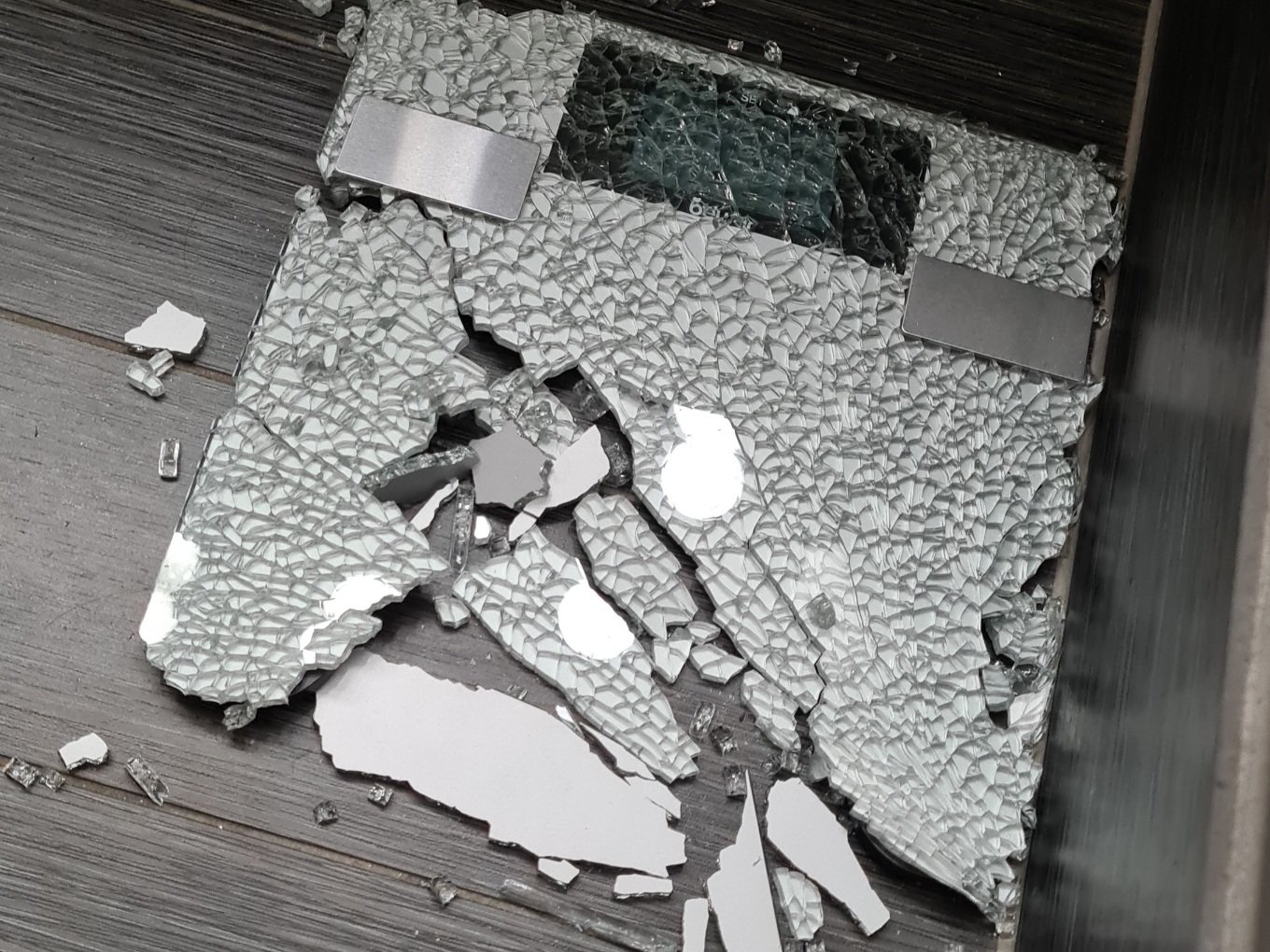 rikkoutunut lasinen henkilovaaka