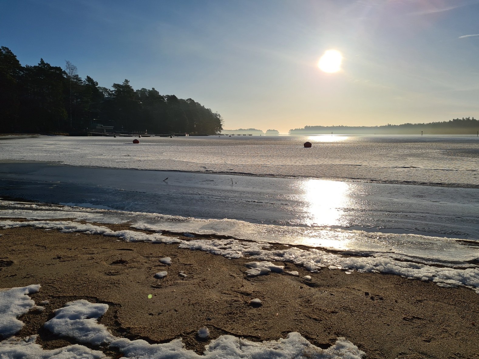 aurinko paistaa helmikuisena aamuna merella