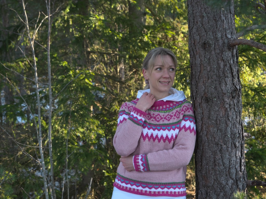 vaaleanpunainen islantilaistyylinen neule